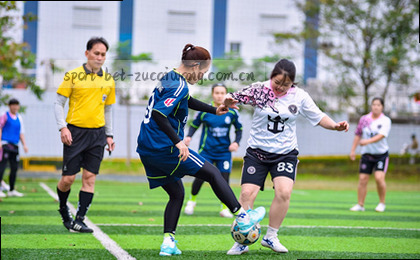 绿茵场上,LED屏跳动实时比分2:1。